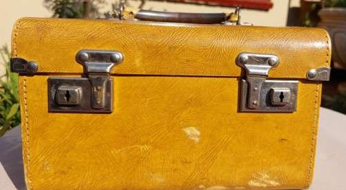 ICONIC VINTAGE 1960S LADIES CHENEY ENGLAND HARD SHELL VANITY CASE WITH 2 KEYS