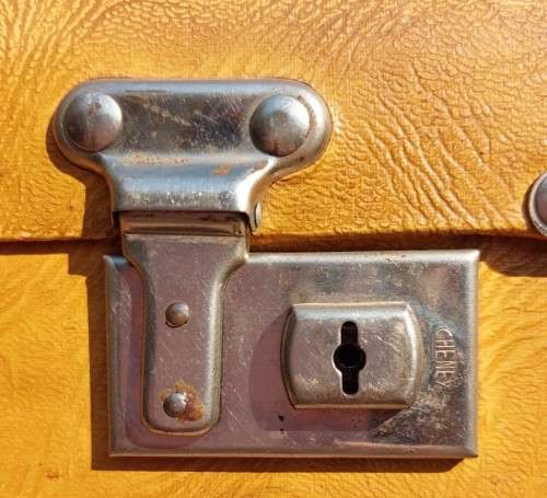 ICONIC VINTAGE 1960S LADIES CHENEY ENGLAND HARD SHELL VANITY CASE WITH 2 KEYS
