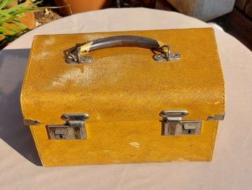 ICONIC VINTAGE 1960S LADIES CHENEY ENGLAND HARD SHELL VANITY CASE WITH 2 KEYS
