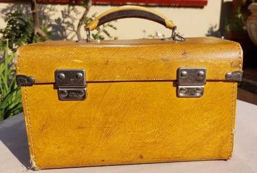 ICONIC VINTAGE 1960S LADIES CHENEY ENGLAND HARD SHELL VANITY CASE WITH 2 KEYS