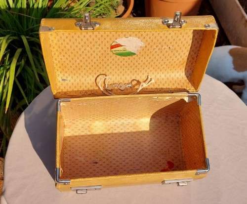 ICONIC VINTAGE 1960S LADIES CHENEY ENGLAND HARD SHELL VANITY CASE WITH 2 KEYS