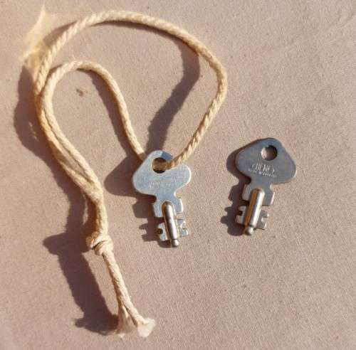 ICONIC VINTAGE 1960S LADIES CHENEY ENGLAND HARD SHELL VANITY CASE WITH 2 KEYS