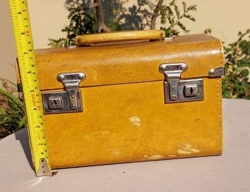ICONIC VINTAGE 1960S LADIES CHENEY ENGLAND HARD SHELL VANITY CASE WITH 2 KEYS