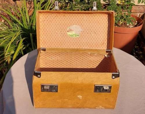 ICONIC VINTAGE 1960S LADIES CHENEY ENGLAND HARD SHELL VANITY CASE WITH 2 KEYS
