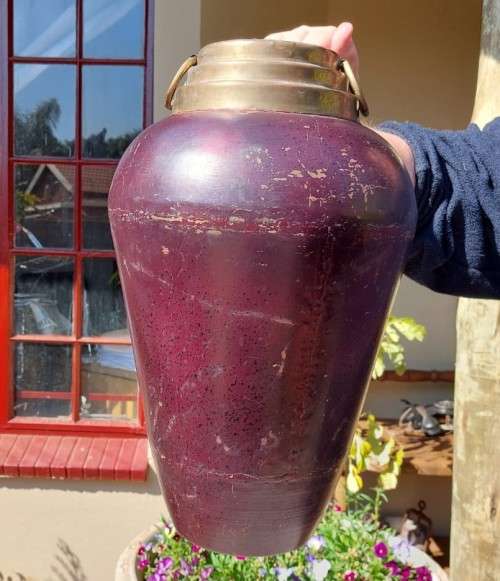 ANOTHER LARGE (47CM HIGH) ANCIENT ROMAN TYPE BRASS AND MAROON PAINTED METAL VASE WITH 2 BRASS HANDLE