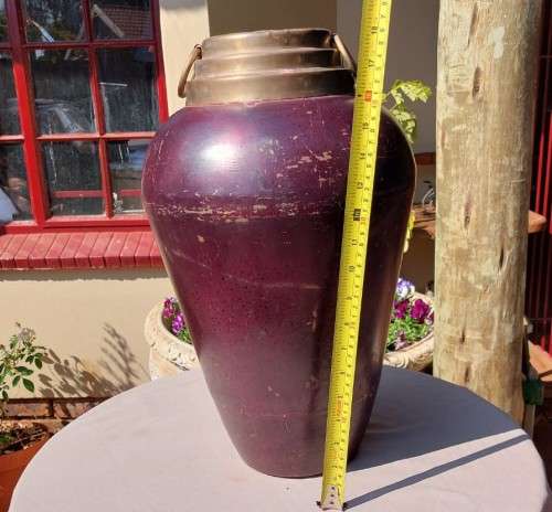 ANOTHER LARGE (47CM HIGH) ANCIENT ROMAN TYPE BRASS AND MAROON PAINTED METAL VASE WITH 2 BRASS HANDLE