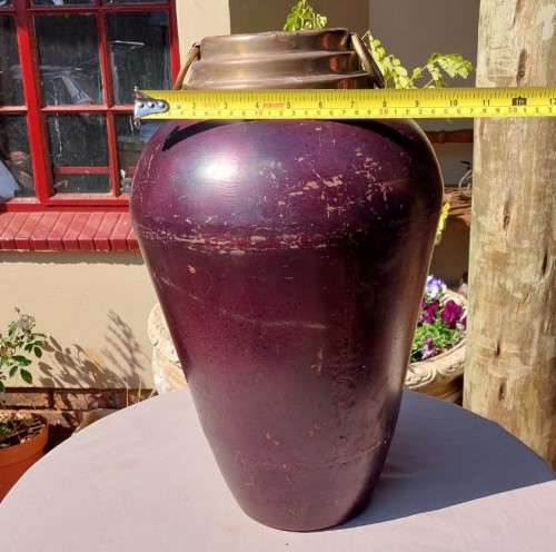 ANOTHER LARGE (47CM HIGH) ANCIENT ROMAN TYPE BRASS AND MAROON PAINTED METAL VASE WITH 2 BRASS HANDLE