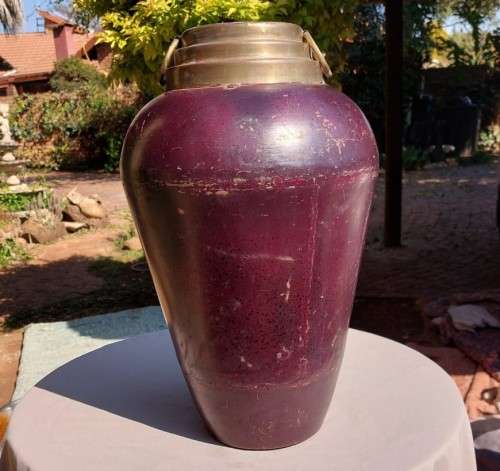 ANOTHER LARGE (47CM HIGH) ANCIENT ROMAN TYPE BRASS AND MAROON PAINTED METAL VASE WITH 2 BRASS HANDLE