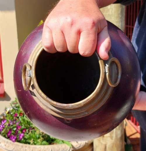 ANOTHER LARGE (47CM HIGH) ANCIENT ROMAN TYPE BRASS AND MAROON PAINTED METAL VASE WITH 2 BRASS HANDLE