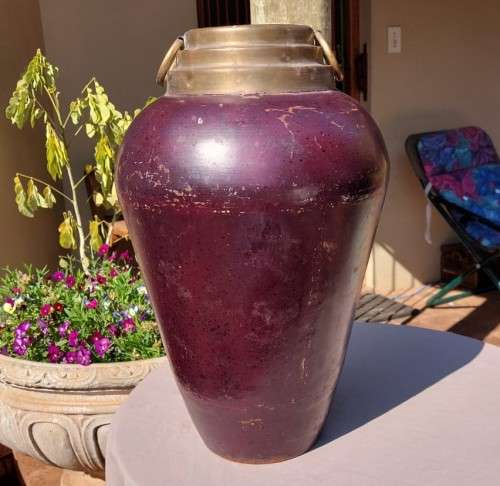 ANOTHER LARGE (47CM HIGH) ANCIENT ROMAN TYPE BRASS AND MAROON PAINTED METAL VASE WITH 2 BRASS HANDLE