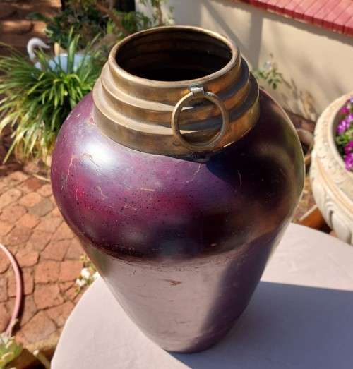 ANOTHER LARGE (47CM HIGH) ANCIENT ROMAN TYPE BRASS AND MAROON PAINTED METAL VASE WITH 2 BRASS HANDLE