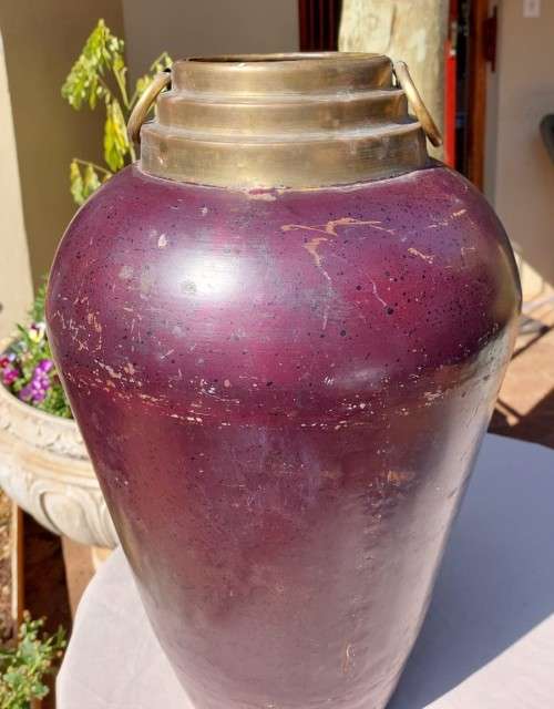ANOTHER LARGE (47CM HIGH) ANCIENT ROMAN TYPE BRASS AND MAROON PAINTED METAL VASE WITH 2 BRASS HANDLE
