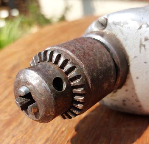 VINTAGE 1950S BLACK AND DECKER HEAVY DUTY DRILL WITH A JACOBS CHUCK AND KEY MADE IN ENGLAND WORKING