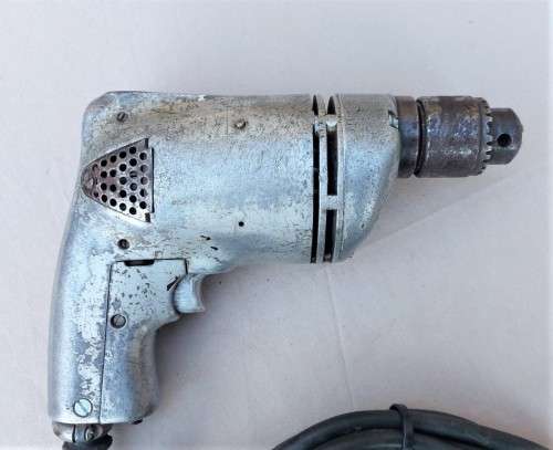 VINTAGE 1950S BLACK AND DECKER HEAVY DUTY DRILL WITH A JACOBS CHUCK AND KEY MADE IN ENGLAND WORKING