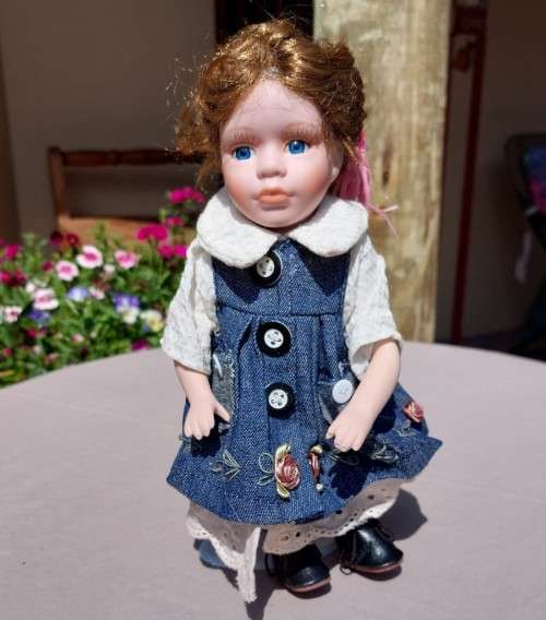 CUTE HIGH QUALITY PORCELAIN DOLL WITH BLUE EYES AND BIG EYELASHES ON STAND