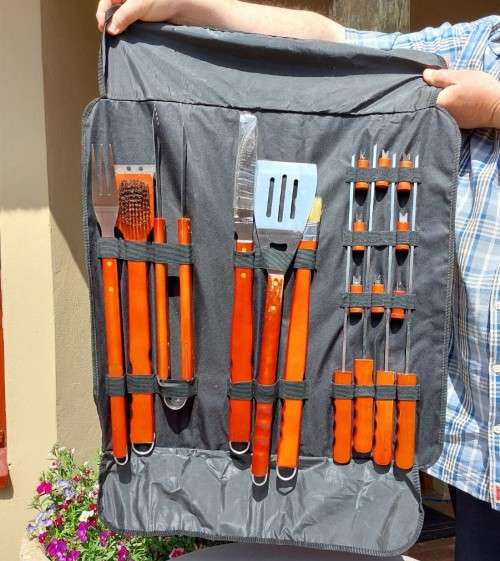 18 PIECE STAINLESS STEEL BBQ UTENSIL SET WITH PORTABLE CARRY BAG IN GOOD USED CONDITION