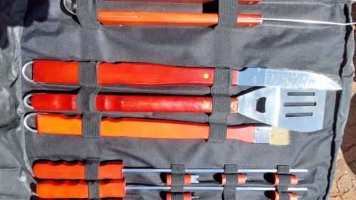 18 PIECE STAINLESS STEEL BBQ UTENSIL SET WITH PORTABLE CARRY BAG IN GOOD USED CONDITION