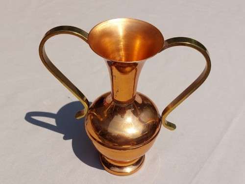 SMALL 15CM HIGH COPPER AMPHORA VASE WITH BRASS HANDLES