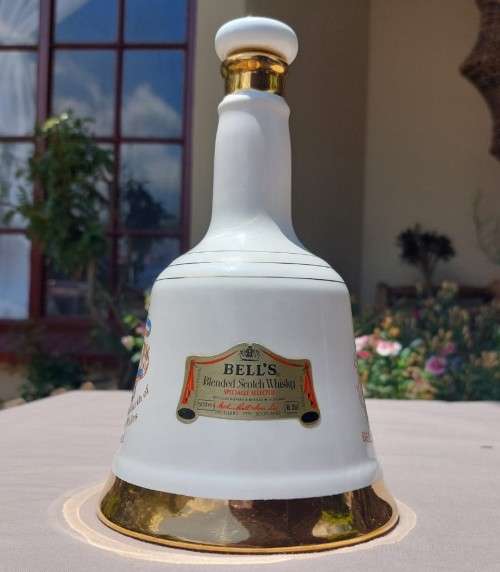 PRINCE WILLIAM OF WALES 1982 RARE LIMITED EDITION BELLS WHISKY WADE DECANTER - UNSEALED BUT FULL