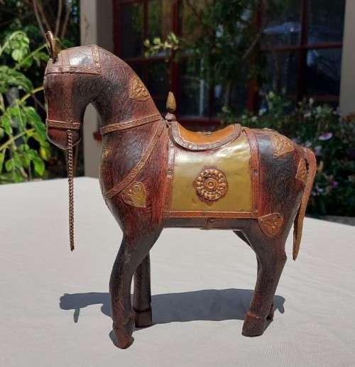 MARWARI INDIA WAR HORSE WITH BRASS ARMOUR AND COPPER INLAY - HAND CARVED - VINTAGE - 20CM HIGH