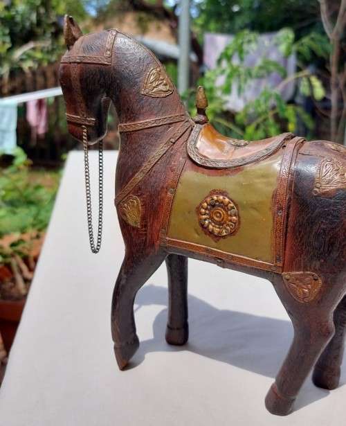 MARWARI INDIA WAR HORSE WITH BRASS ARMOUR AND COPPER INLAY - HAND CARVED - VINTAGE - 20CM HIGH