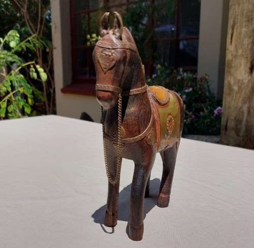 MARWARI INDIA WAR HORSE WITH BRASS ARMOUR AND COPPER INLAY - HAND CARVED - VINTAGE - 20CM HIGH