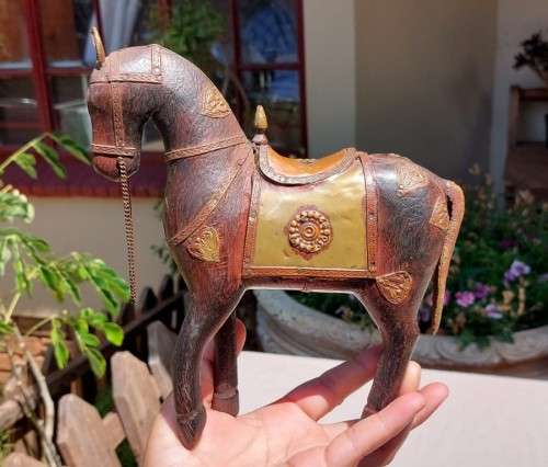 MARWARI INDIA WAR HORSE WITH BRASS ARMOUR AND COPPER INLAY - HAND CARVED - VINTAGE - 20CM HIGH
