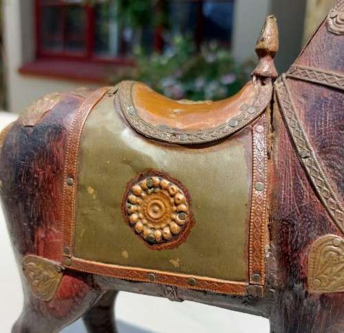 MARWARI INDIA WAR HORSE WITH BRASS ARMOUR AND COPPER INLAY - HAND CARVED - VINTAGE - 20CM HIGH