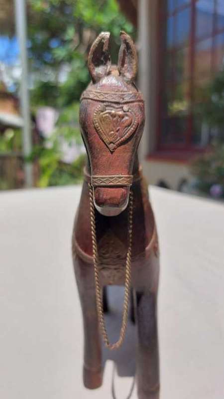 MARWARI INDIA WAR HORSE WITH BRASS ARMOUR AND COPPER INLAY - HAND CARVED - VINTAGE - 20CM HIGH