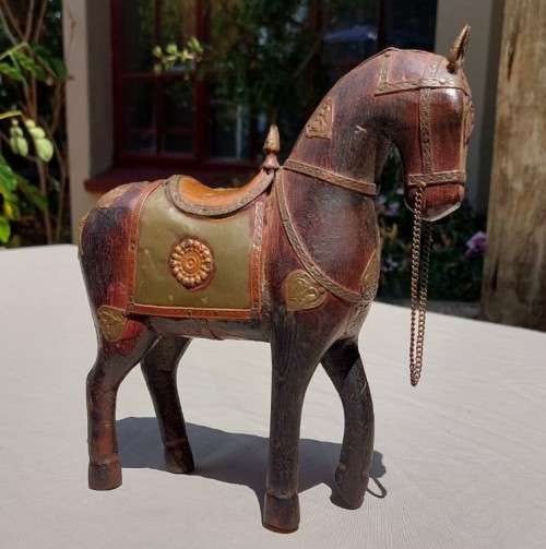 MARWARI INDIA WAR HORSE WITH BRASS ARMOUR AND COPPER INLAY - HAND CARVED - VINTAGE - 20CM HIGH
