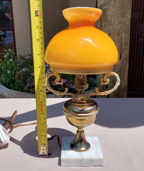 VINTAGE RETRO MUSTARD GLASS LAMP SHADE WITH BRASS ARMS AND SHADE RIM, METAL STAND AND MARBLE BASE