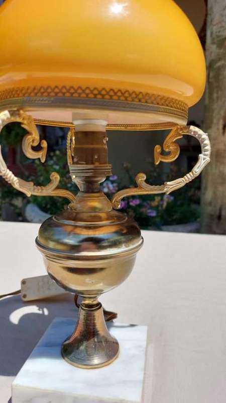 VINTAGE RETRO MUSTARD GLASS LAMP SHADE WITH BRASS ARMS AND SHADE RIM, METAL STAND AND MARBLE BASE