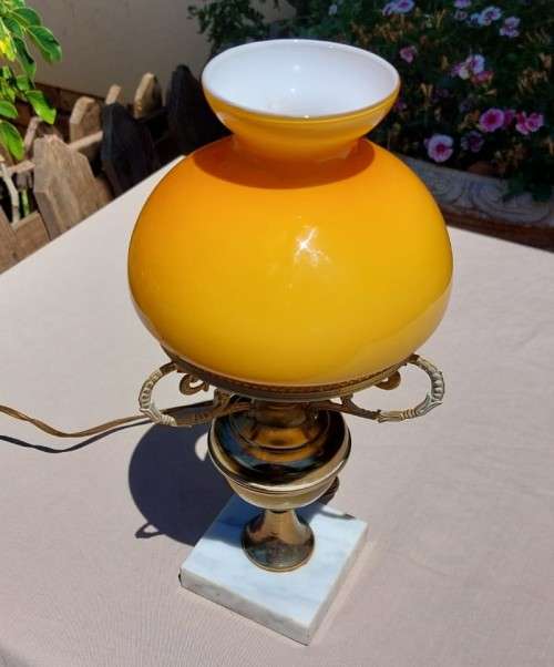 VINTAGE RETRO MUSTARD GLASS LAMP SHADE WITH BRASS ARMS AND SHADE RIM, METAL STAND AND MARBLE BASE