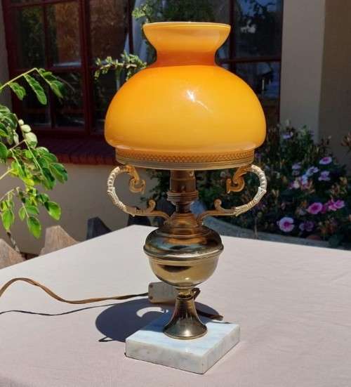 VINTAGE RETRO MUSTARD GLASS LAMP SHADE WITH BRASS ARMS AND SHADE RIM, METAL STAND AND MARBLE BASE