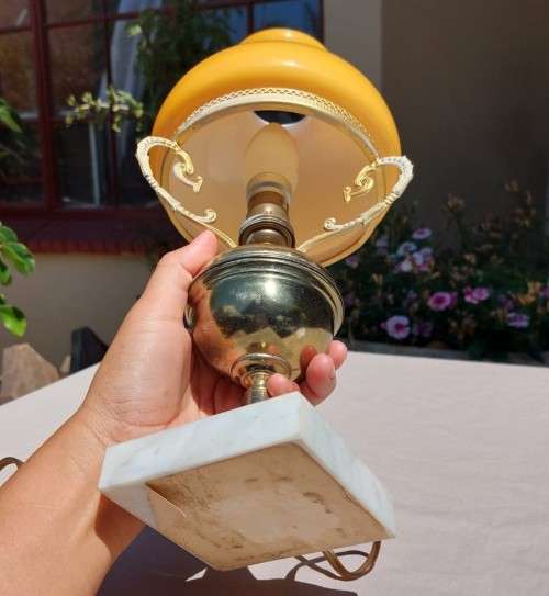 VINTAGE RETRO MUSTARD GLASS LAMP SHADE WITH BRASS ARMS AND SHADE RIM, METAL STAND AND MARBLE BASE