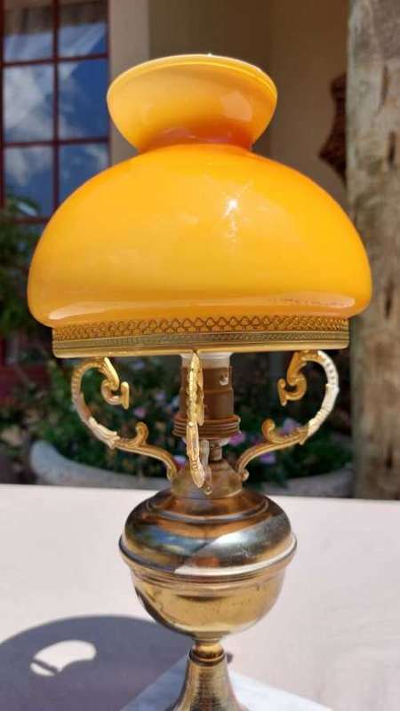 VINTAGE RETRO MUSTARD GLASS LAMP SHADE WITH BRASS ARMS AND SHADE RIM, METAL STAND AND MARBLE BASE
