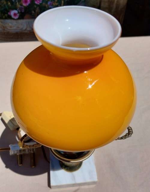 VINTAGE RETRO MUSTARD GLASS LAMP SHADE WITH BRASS ARMS AND SHADE RIM, METAL STAND AND MARBLE BASE