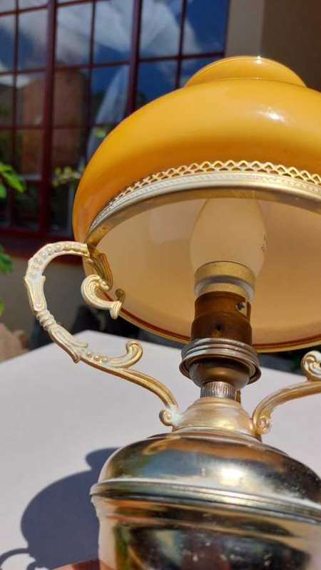 VINTAGE RETRO MUSTARD GLASS LAMP SHADE WITH BRASS ARMS AND SHADE RIM, METAL STAND AND MARBLE BASE