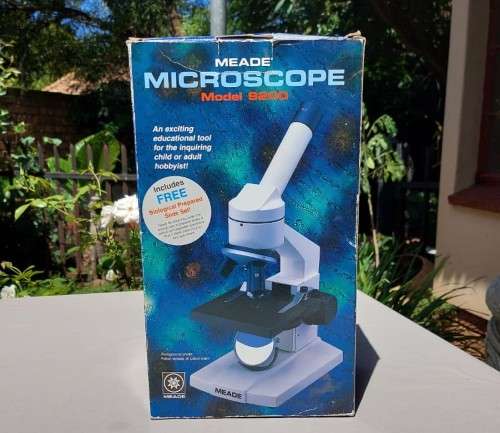 MEADE MODEL 9200 MICROSCOPE SET  WITH 5 PREPARED SLIDES  GOOD WORKING CONDITION