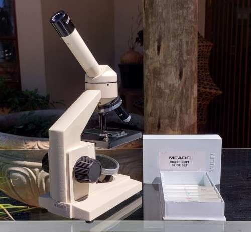 MEADE MODEL 9200 MICROSCOPE SET  WITH 5 PREPARED SLIDES  GOOD WORKING CONDITION