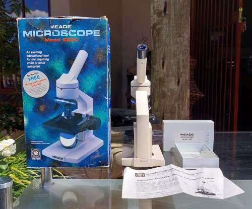 MEADE MODEL 9200 MICROSCOPE SET  WITH 5 PREPARED SLIDES  GOOD WORKING CONDITION