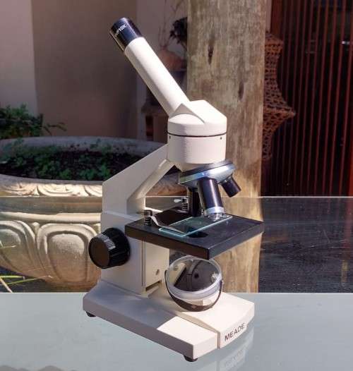 MEADE MODEL 9200 MICROSCOPE SET  WITH 5 PREPARED SLIDES  GOOD WORKING CONDITION