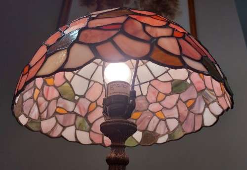 TIFFANY STYLE STAINED GLASS MOSAIC FLOWER LAMP  WORKING AND IN TACT