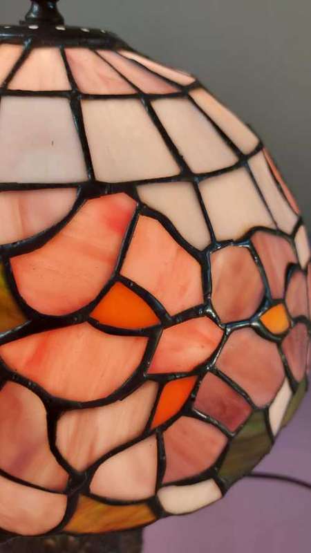 TIFFANY STYLE STAINED GLASS MOSAIC FLOWER LAMP  WORKING AND IN TACT