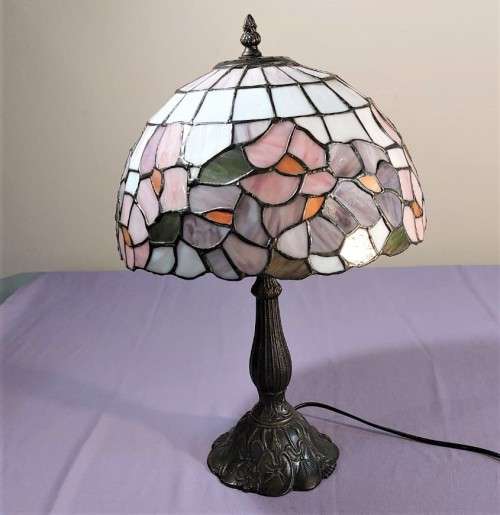 TIFFANY STYLE STAINED GLASS MOSAIC FLOWER LAMP  WORKING AND IN TACT