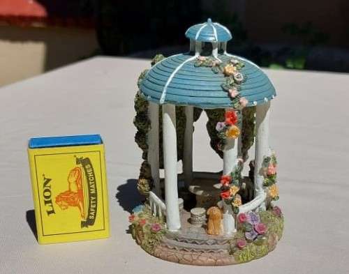 CUTE RESIN ORNAMENT OF OUTDOOR VERANDA WITH BENCHES