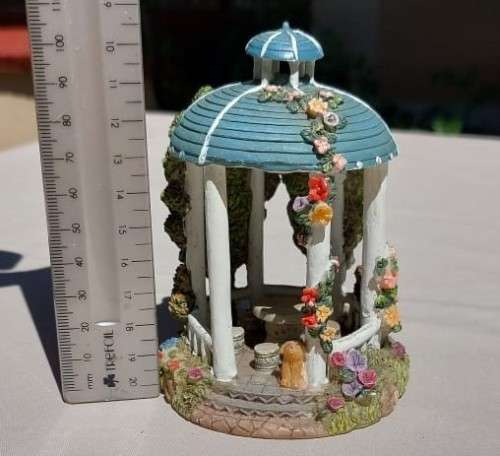 CUTE RESIN ORNAMENT OF OUTDOOR VERANDA WITH BENCHES
