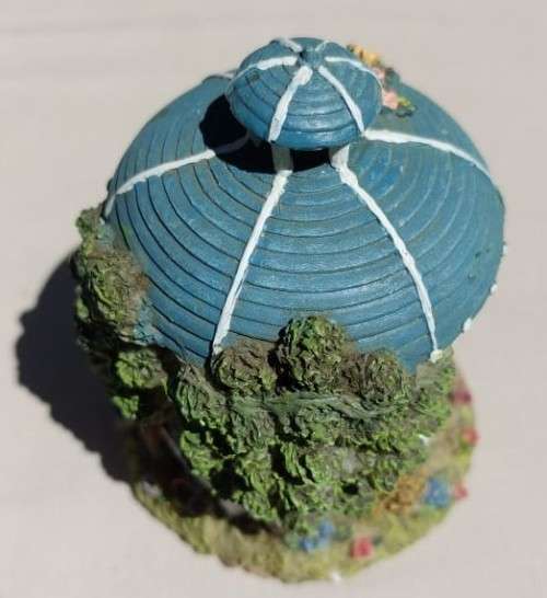 CUTE RESIN ORNAMENT OF OUTDOOR VERANDA WITH BENCHES