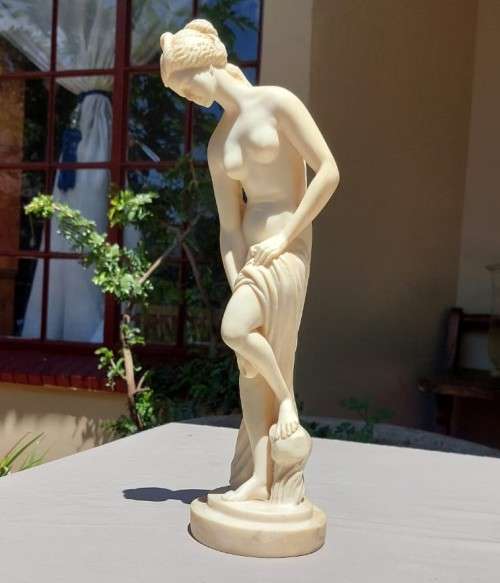 CLASSICAL NUDE FEMALE VENUS RESIN STATUE 36CM HIGH