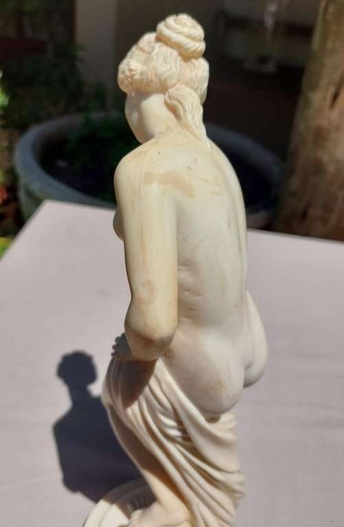 CLASSICAL NUDE FEMALE VENUS RESIN STATUE 36CM HIGH